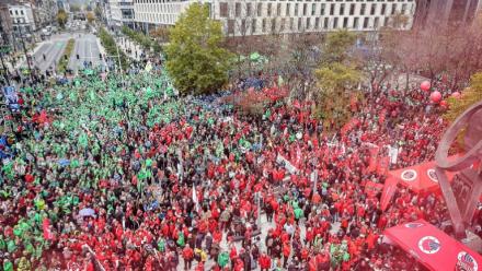 Vue de la manifestation contre les coupes budgétaires qui a réuni des dizaines de milliers de personnes, le 14 octobre 2025 à Bruxelles