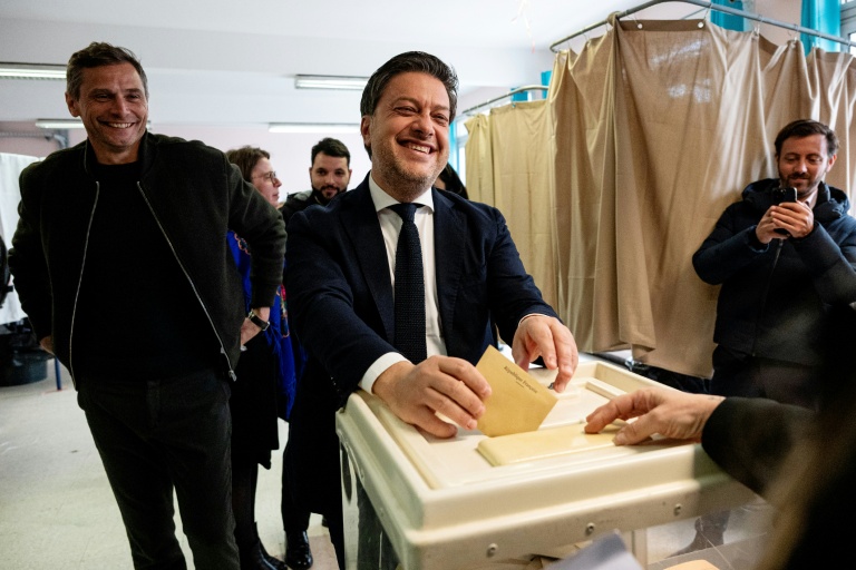 Benoît Payan, maire sortant de Marseille et candidat à sa réélection, vote lors du 2e tour des municipales à Marseille, le 22 mars 2026 dans les Bouches-du-Rhône