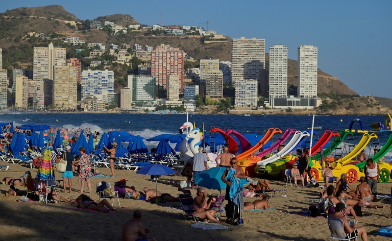 Des touristes sur la plage de Levante à Benidorm, au nord d'Alicante, en Espagne, le 10 septembre 2025 