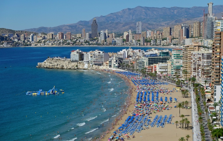 Des touristes sur la plage de Levante à Benidorm, au nord d'Alicante, le 11 septembre 2025 