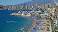 Des touristes sur la plage de Levante à Benidorm, au nord d'Alicante, le 11 septembre 2025 