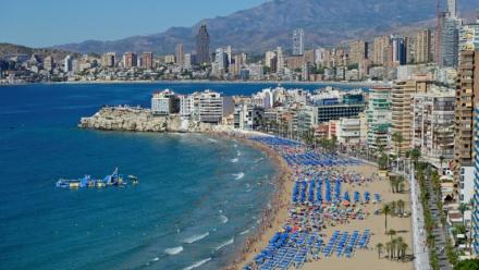 Des touristes sur la plage de Levante à Benidorm, au nord d'Alicante, le 11 septembre 2025 