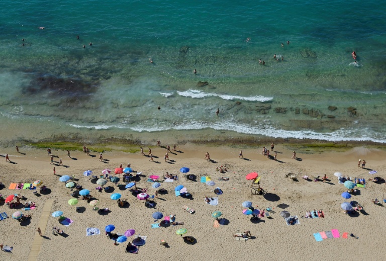 Des touristes sur une plage de Benidorm, en Espagne, le 11 septembre 2025