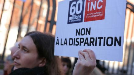 Manifestation le 2 février 2026 à Malakoff, près de Paris, contre la liquidation de l'Institut national de la consommation (INC), organisme public qui édite le magazine 60 Millions de consommateurs