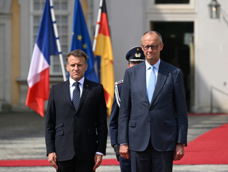 Le chancelier allemand Friedrich Merz et le président français Emmanuel Macron (g) à Brühl, dans l'ouest de l'Allemagne, le 17 juillet 2026, avant un Conseil des ministres franco-allemand