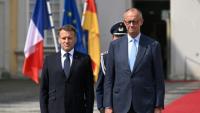 Le chancelier allemand Friedrich Merz et le président français Emmanuel Macron (g) à Brühl, dans l'ouest de l'Allemagne, le 17 juillet 2026, avant un Conseil des ministres franco-allemand