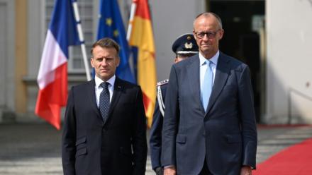 Le chancelier allemand Friedrich Merz et le président français Emmanuel Macron (g) à Brühl, dans l'ouest de l'Allemagne, le 17 juillet 2026, avant un Conseil des ministres franco-allemand