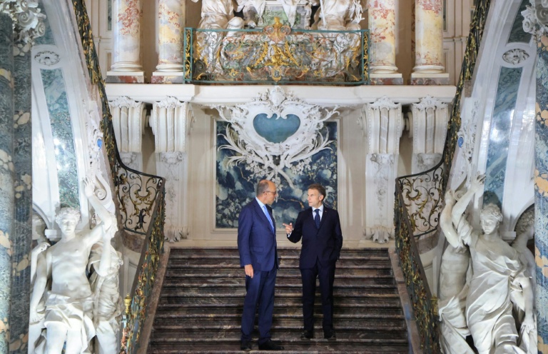 Le président français Emmanuel Macron (d) et le chancelier allemand Friedrich Merz après le 26e Conseil des ministres franco-allemand au château d’Augustusburg, à Brühl, dans l’ouest de l’Allemagne, le 17 juillet 2026