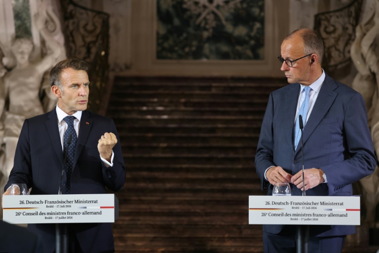 Le président français Emmanuel Macron (g) lors d’une conférence de presse conjointe avec le chancelier allemand Friedrich Merz (d) au château d’Augustusburg, à l’occasion du 26e conseil des ministres franco-allemand à Brühl, dans l’ouest de l’Allemagne, le 17 juillet 2026