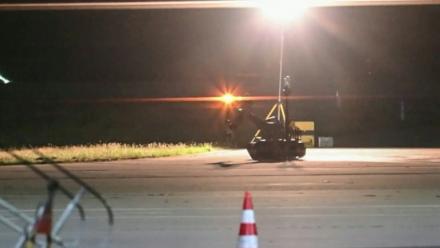 Un robot démineur intervient à l'aéroport allemand de Leipzig-Halle, le 5 août 2026 (extrait d'une vidéo de News5)