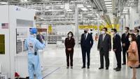 Les présidents américain Joe Biden (à gauche) et sud-coréen Yoon Suk-yeol visitent une usine de semiconducteurs Samsung à Pyeongtaek, dans les environs de Séoul, le 20 mai 2022