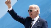 Le président américain Joe Biden sur le point d'embarquer dans Air Force One pour son premier déplacement en Asie, le 19 mai 2022 sur la base d'Andrews, près de Washington