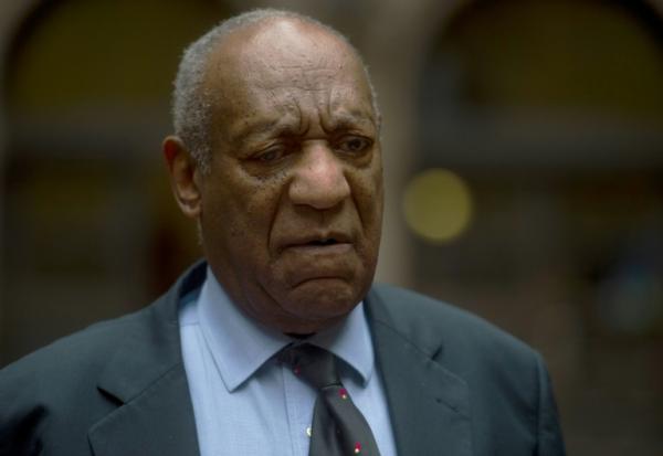 Bill Cosby s'adresse aux médias à sa sortie du palais de justice du comté d'Allegheny, le 24 mai 2017 à Pittsburgh, en Pennsylvanie