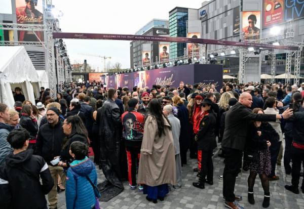 Des fans rassemblés pour l'avant-première mondiale du biopic sur Michael Jackson, « Michael », à l'Uber Eats Music Hall de Berlin, le 10 avril 2026
