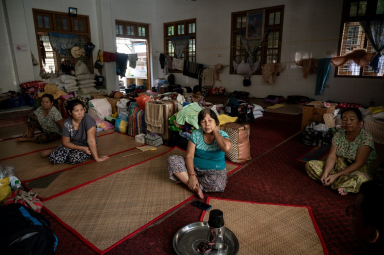 Des femmes déplacées par les combats entre l'armée birmane et l'Armée de l'indépendance kachin (KIA) installées dans un abri sur le terrain d'un monastère à Mandalay, le 16 septembre 2025 en Birmanie