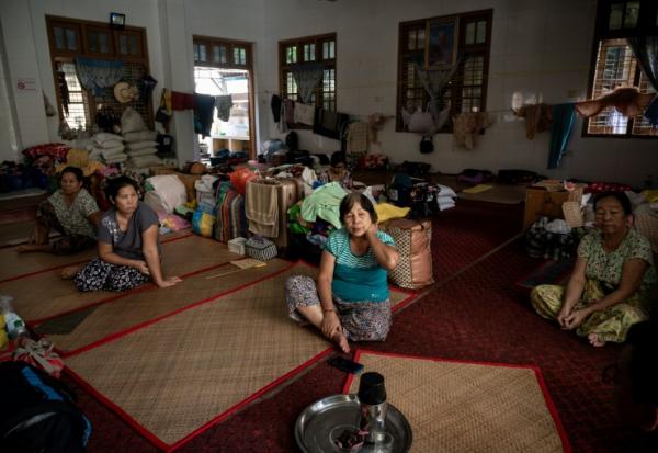 Des femmes déplacées par les combats entre l'armée birmane et l'Armée de l'indépendance kachin (KIA) installées dans un abri sur le terrain d'un monastère à Mandalay, le 16 septembre 2025 en Birmanie