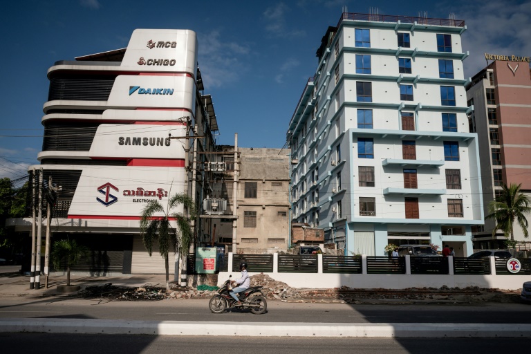 'emplacement vide d'un bâtiment détruit pendant le tremblement de terre du 28 mars à Mandalay, le 17 septembre 2025 en Bimrandie
