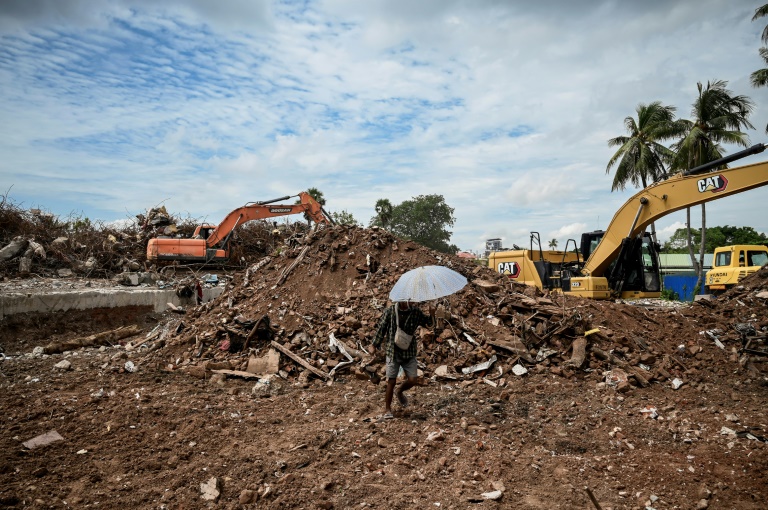 Un engin de chantier dégage le site où se trouvait un condominium, détruit lors du tremblement de terre du 28 mars, le 16 septembre 2025 à Mandalay, en Birmanie