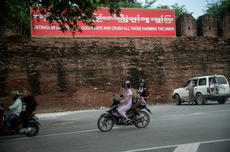 Une bannière militaire sur le parapet du palais de Mandalay endommagé lors du tremblement de terre du 28 mars, le 17 septembre 2025 à Mandalay, en Birmanie