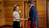 Cette photo, prise et diffusée le 3 août 2026 par le Bureau présidentiel de la presse et de l'information (PPIB) de Birmanie, montre l'ancienne dirigeante Aung San Suu Kyi (à gauche), détenue en résidence surveillée, lors d'un entretien avec Arnaud de Baecque, représentant résident du Comité international de la Croix-Rouge (CICR) en Birmanie, à Naypyidaw.