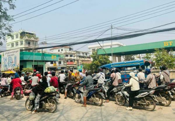 Des motards font la queue devant une station-service à Tachileik en Birmanie le 4 mars 2026.