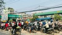 Des motards font la queue devant une station-service à Tachileik en Birmanie le 4 mars 2026.