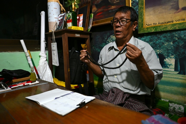 L'astrologue Min Thein Kyaw lors d'une séance de voyance avec un client, le 17 décembre 2025 à Rangoun 