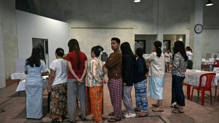Des électeurs font la queue dans un bureau de vote à Rangoun, le 28 décembre 2025