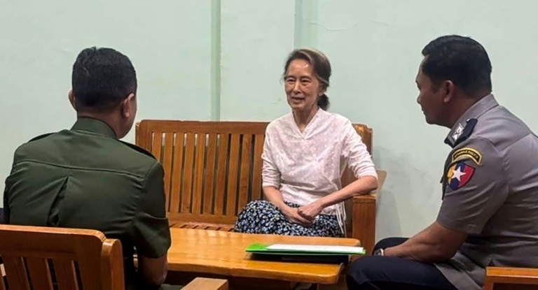 Photo non datée fournie par la junte militaire birmane, le 30 avril 2026, montrant Aung San Suu Kyi (c) dans un lieu non précisé