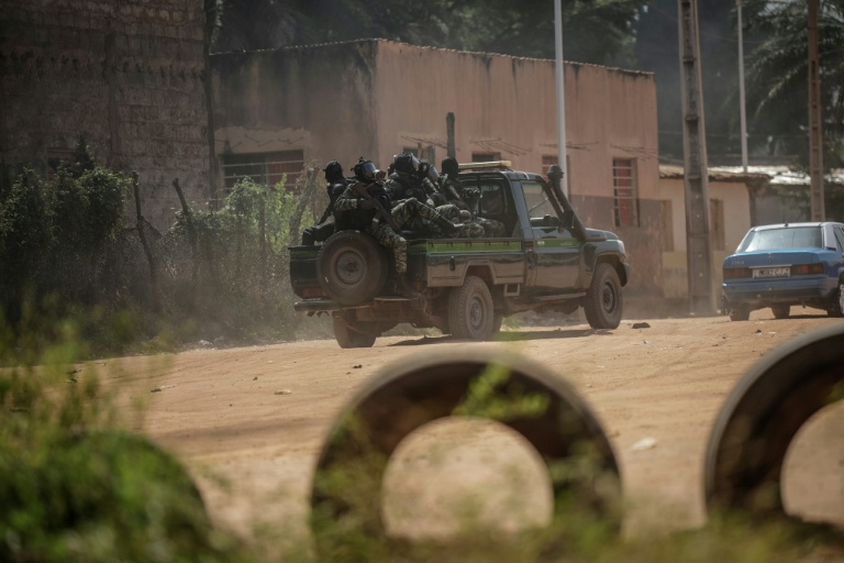 Un véhicule des forces de l'ordre patrouille après des échauffourées dans la capitale bissau-guinéenne, le 29 novembre 2025