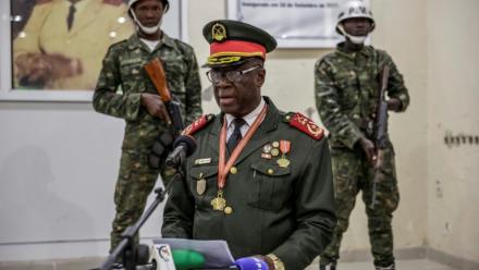 Le général Horta N'Tam prête serment comme chef de la transition en Guinée Bissau, le 27 novembre 2025, au lendemain d'un coup d'Etat militaire ayant déposé le président Umaro Sissoco Embalo et suspendu les élections en cours