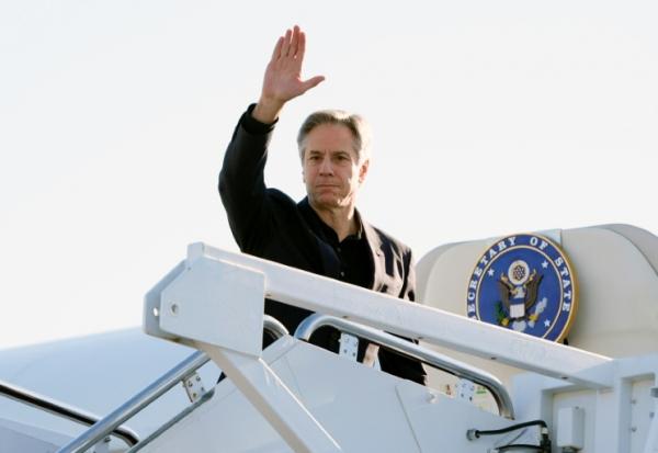 Le secrétaire d'Etat américain Antony Blinken monte à bord d'un avion à destination de la Chine, à la base Andrews, le 23 avril 2024 dans le Maryland