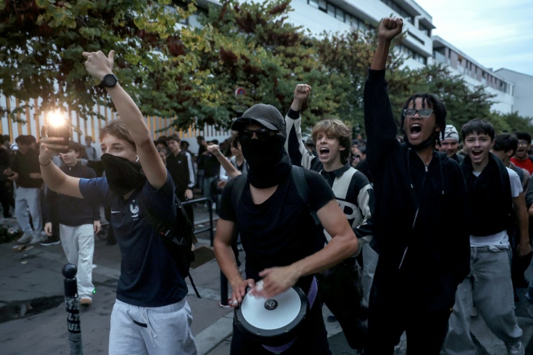 Des lycéens manifestent à Bordeaux devant le lycée Gustave-Eiffel le 1er octobre 2026