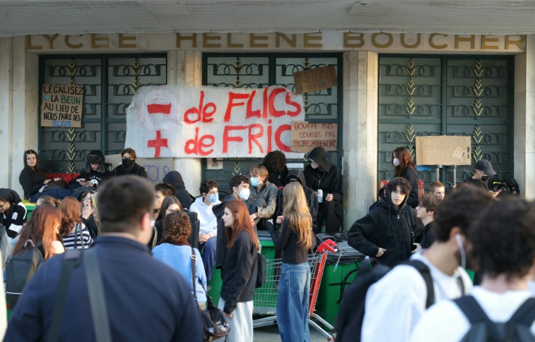 Des lycéens rassemblés devant le lycée Hélène-Boucher, le 2 octobre 2026 à Paris 