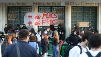 Des lycéens rassemblés devant le lycée Hélène-Boucher, le 2 octobre 2026 à Paris 