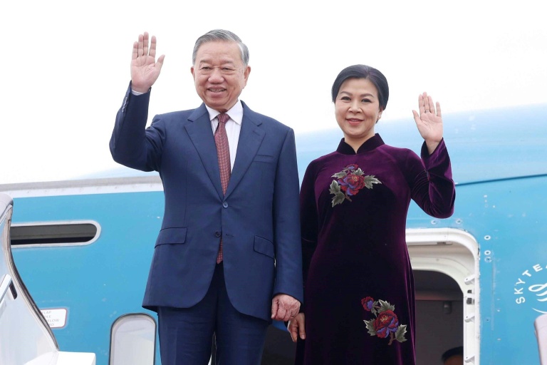 Photo prise et diffusée par l'Agence de presse vietnamienne (VNA) le 14 avril 2026, montrant le secrétaire général du Parti communiste vietnamien, To Lam, et son épouse, Ngo Phuong Ly, à leur arrivée à l'aéroport international de Pékin