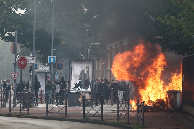 Une fumée noire s'élève des poubelles et des vélos en feu alors que des élèves mènent une action de blocage au collège César Baggio, le 29 septembre 2026 à Lille