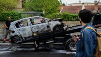 Une voiture brûlée lors d'une manifestation de lycéens devant le lycée André Cuzin à Caluire-et-Cuire, près de Lyon, le 30 septembre 2026