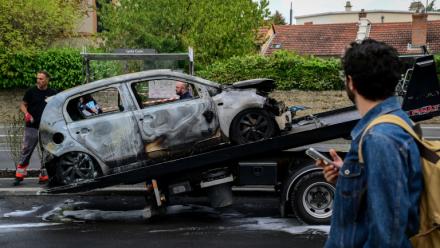 Une voiture brûlée lors d'une manifestation de lycéens devant le lycée André Cuzin à Caluire-et-Cuire, près de Lyon, le 30 septembre 2026