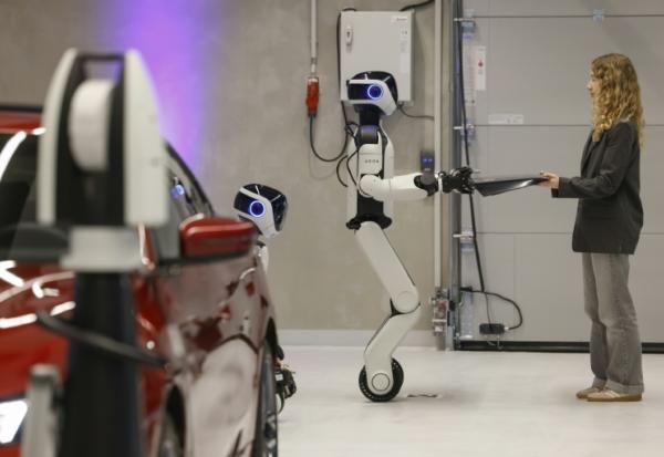 AEON, un robot humanoïde créé par l’entreprise Hexagon, remet une pièce destinée à une voiture alors qu’il est présenté par le consructeur automobile BMW à Munich (Allemagne), le 27 février 2026