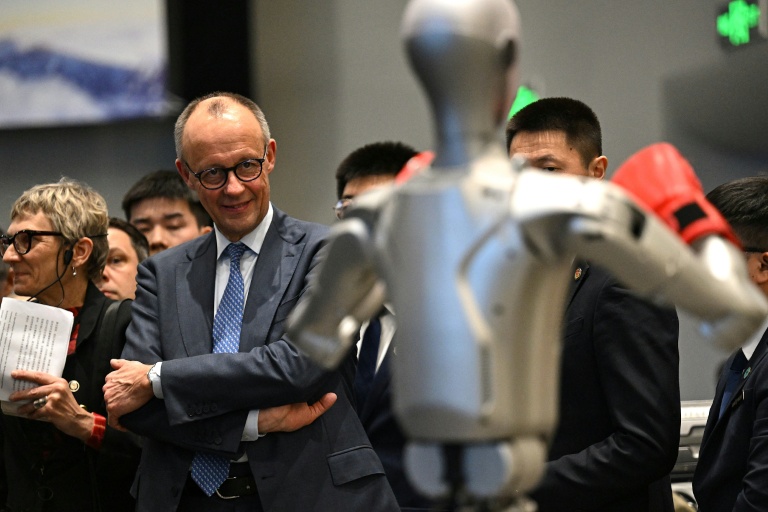 Le chancelier allemand Friedrich Merz visite un showroom présentant des robots de l'entreprise chinoise Unitree Robotics à Hangzhou, dans l’est de la Chine, le 26 février 2026