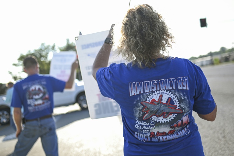 Des grévistes devant une usine militaire de Boeing à Berkeley, dans le Missouri, aux Etats-Unis, le 5 août 2025