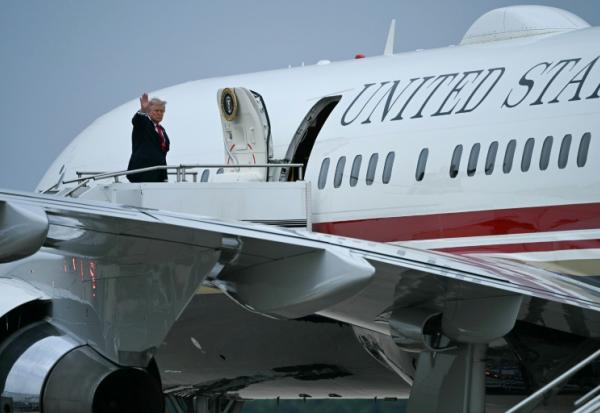 Le président américain Donald Trump montant à bord d'Air Force One à l'aéroport d'Oakland County International (Michigan), le 27 juillet 2026