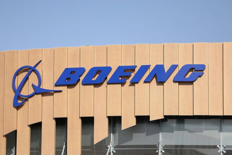 Boeing était en concurrence avec le groupe américain Lockheed Martin pour le contrat avec l'Air Force, et avec le groupe de défense américain Northrop Grumman pour le contrat avec l'US Navy