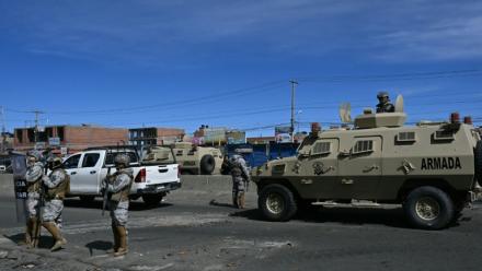 Des soldats et des policiers militaires sont déployés à Cruce Ventilla, dans la ville d'El Alto en Bolivie, le 20 juin 2026, après l'instauration de l'état d'exception