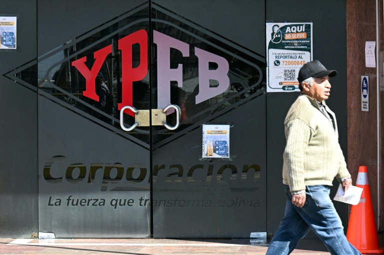 Un homme passe devant le siège de la compagnie pétrolière publique bolivienne YPFB, à La Paz, le 2 septembre 2026
