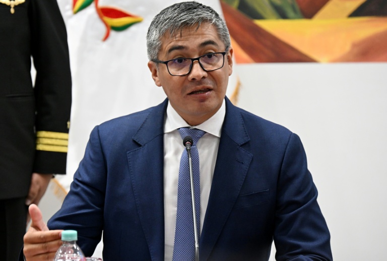 Le ministre de l'Economie, José Gabriel Espinoza, lors d'une conférence de presse à La Paz, le 6 avril 2026 en Bolivie
