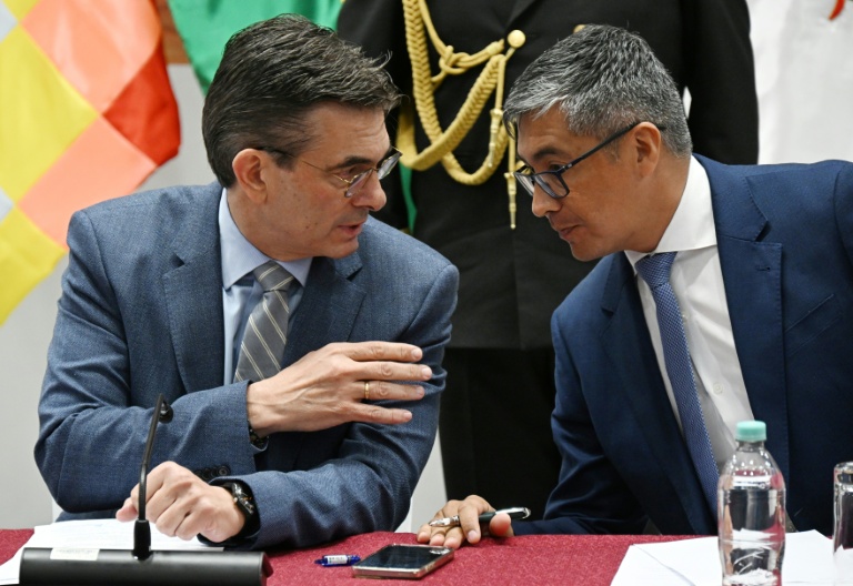 Le président Rodrigo Paz (g) et son ministre de l'Économie, José Gabriel Espinoza, lors d'une conférence de presse à La Paz, le 6 avril 2026 en Bolivie