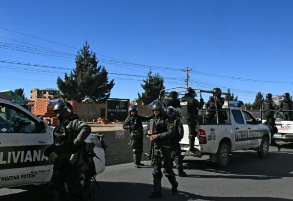 Des policiers déployés à El Alto, après que le président Rodrigo Paz a décrété l'état d'exception dans tout le pays, le 20 juin 2026 en Bolivie