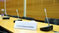 La chaise vide de Pierre-Edouard Stérin lors d'une commission parlementaire à laquelle il a refusé de se rendre, le 14 mai 2025 à Paris
